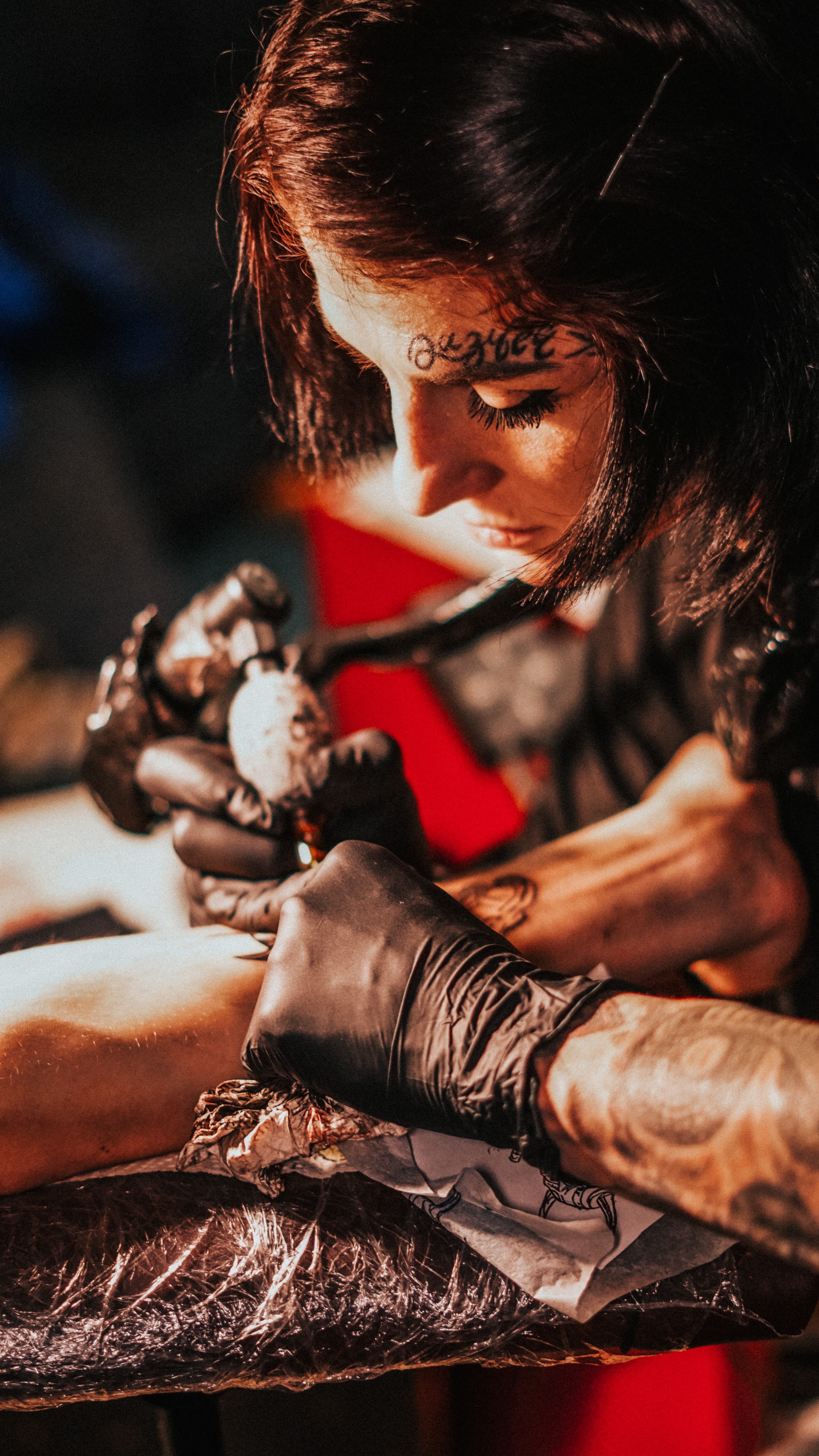 Anna, Tätowiererin bei Luzifer Tattoo Studio, bei der Arbeit an einem Tattoo
